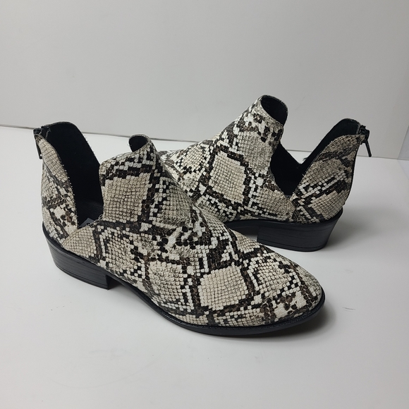 Steve Madden Shoes - NEW STEVE MADDEN laramie ankle booties